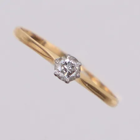 Ring med diamant, ca 0,16ct, stl 16½, bredd 3mm, skev, 18K Vikt: 0,8 g