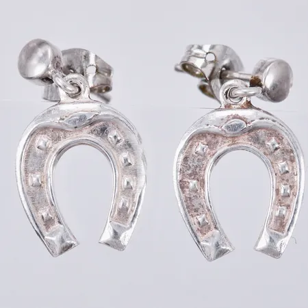 Ett par örhängen hästskor längd: ca 2cm bredd: ca 3-11mm, 835/1000 silver Vikt: 2,7 g
