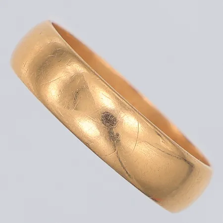 Ring, slät, stl 20½, gravyr, 18K Vikt: 5,5 g