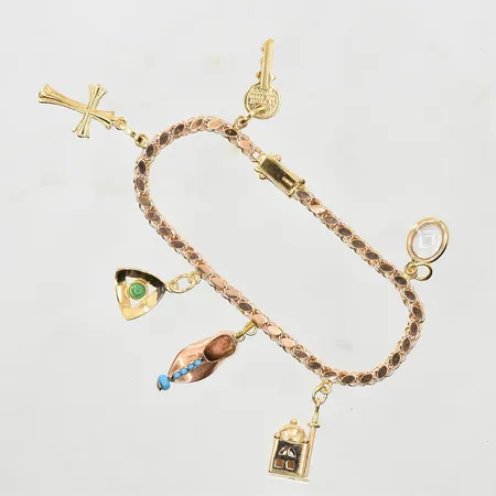 Armband med 6 berlocker, längd 17 cm, länkens bredd 3 mm, lås 18K samt 3 berlocker 18K, länk samt resterande berlocker 14K. Vikt: 10,2 g