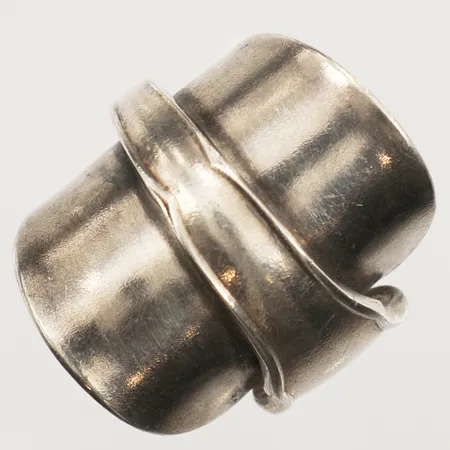 Ring, stl 19, bredd 32mm, bredd 31mm, tillverkad av bestick, silver Vikt: 18,6 g