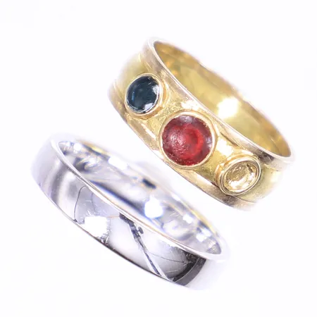 2 Ringar varav en med färgade stenar, en sten saknas, gravyr, guld och vitguld 18K Vikt: 8,9 g