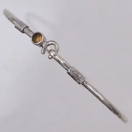 Armband med gul sten, stelt, öppningsbart, innermått ca 18cm, skev, 925/1000 silver Vikt: 5,2 g