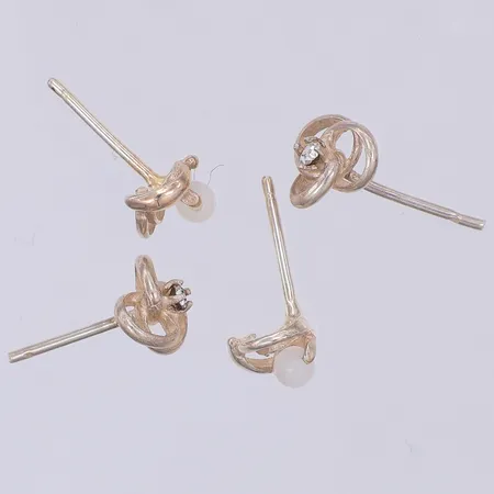 Två par örhängen med stenar, 6/8mm, saknar stämplar & stoppar, silver Vikt: 1,4 g