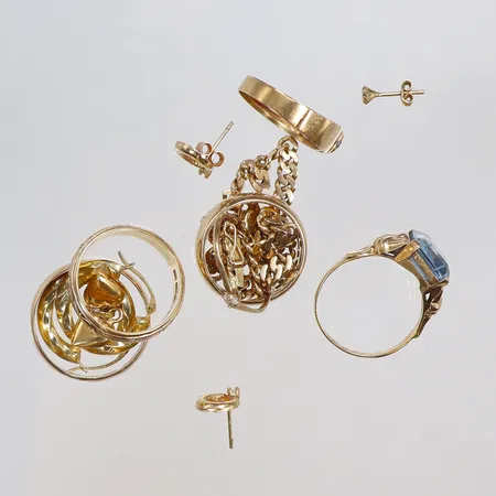 Diverse guld, med sten, delvis gravyr, defekt 18K Vikt: 32,7 g