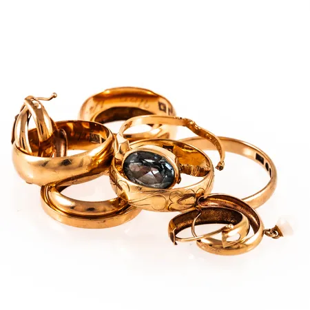 Diverse defekt/graverat guld i 18K. Vikt: 22,5g.