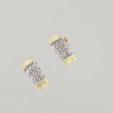 Ett par örhängen med diamanter 12 x 0,01ct , höjd 5,5 mm, 18K Vikt: 2 g