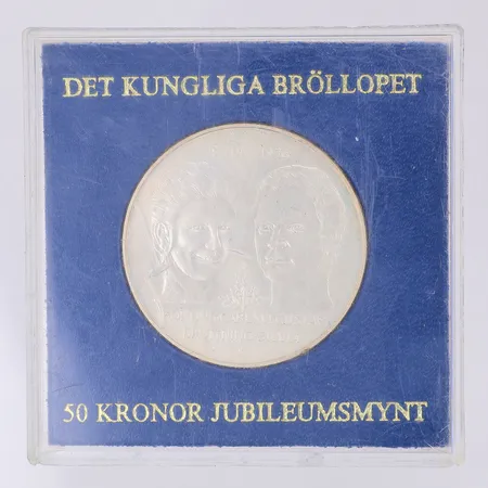 Mynt från år 1976, det kungliga bröllopet Ø36mm, nominellt värde 50kr, 925/1000 silver. i plastetui Vikt: 27 g