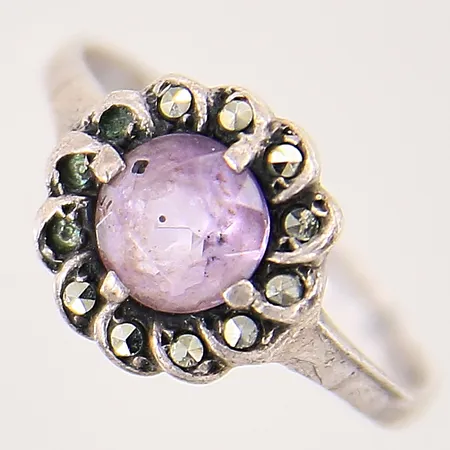 Ring med lila sten och markasiter, stl 17, bredd: 1,9mm, tre markasiter saknas, skev, 835/1000 Vikt: 2,4 g