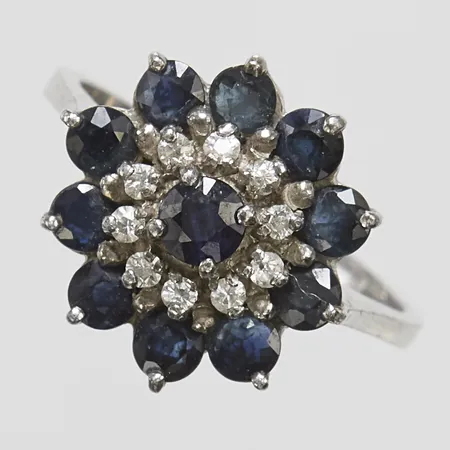 Ring, safirer och vita stenar, stl 17, CGH, 925/1000 silver Vikt: 3,5 g