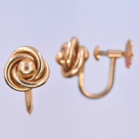 Ett par örhängen med skruvlås, längd 12 mm, 18K. Vikt: 2,3 g