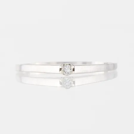 Ring med liten diamant, gravyr,storlek 19 mm, bredd 1.2-1.9 mm,18k. Vikt: 2 g