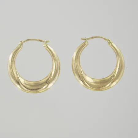 Ett par örhängen, diam 1,5 cm, bredd 2,2-5 mm, små bucklig,18K Vikt: 2 g