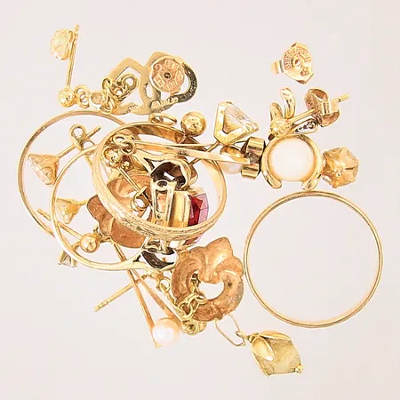 Diverse guldsmycken, udda, stenar, gravyr, skeva, defekta, 18K Vikt: 20,1 g