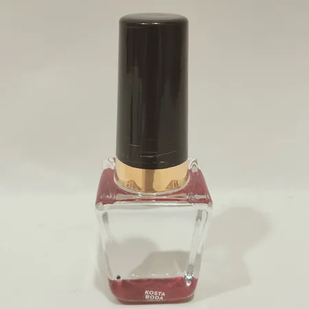 Glasskulptur, Kosta Boda, Make Up, Åsa Jungnelius, Nagellack, röd, höjd ca 12cm, etikettmärkt