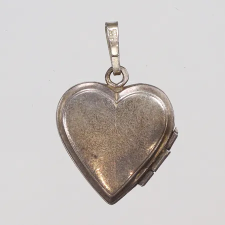 Hänge, medaljong hjärta 20x30mm, små bucklor, silver 835/1000 Vikt: 3,7 g