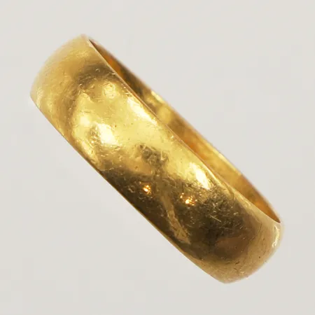 Ring, 23K, gravyrplatta i 18K, stl 19½, bredd 6,2mm, gravyr, 23K Vikt: 7,8 g