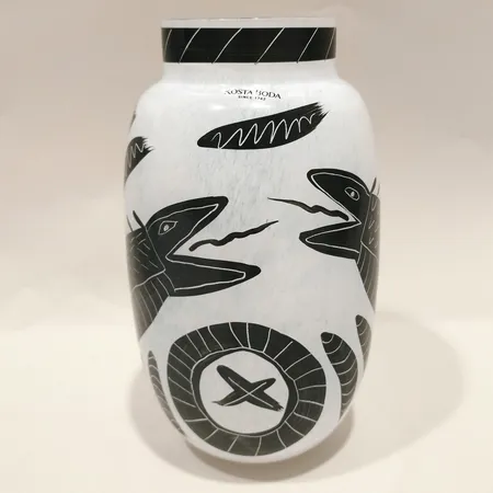 Vas, Caramba, Ulrica Hydman Vallien för Kosta Boda, höjd ca 17cm, Ø6cm, Signerad Kosta Boda Artist Coll. Ulrica HV 48733, handmålad, etikettmärkt, smärre repa med färgbortfall Skickas med postpaket.