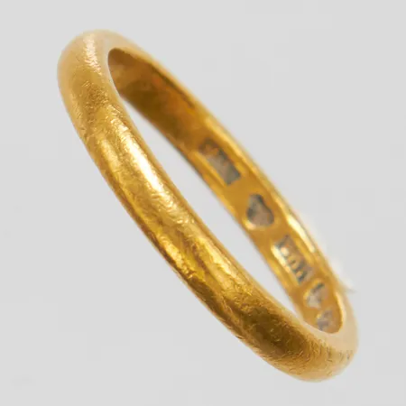 Ring slät, stl 17½, bredd 2,5mm, repig, skev, 23K Vikt: 4 g