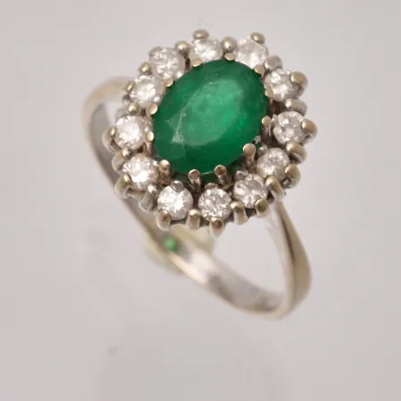 Ring i 18K guld, stl 17½, bredd 2-13,4mm, 12st Diamanter, mått Ø2,2mm, ca 0,48ct, 1st Smaragd, mått 6x8mm, nött, vikt 4,21g.