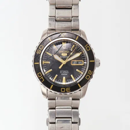 Herrur Seiko, 5 Sports, automatik, stål, ref-nr: 7S36-04N0, kaliber: 7S36C, Engelsk/Arabisk dag-datum, repor på glas, repig länk, inga tillbehör.