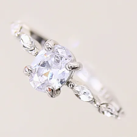 Ring med vita stenar, stl: 17½, bredd: 1,7mm, silver 925/1000 Vikt: 2,4 g