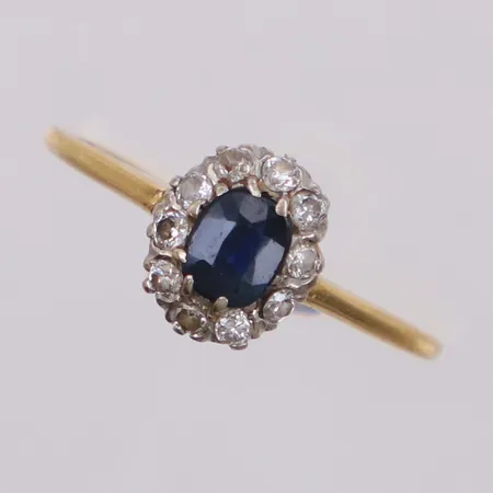 Ring med blå sten och diamanter, ca 0,10ctv, stl 15½, bredd 8mm, nagg, slitna klor, 18K Vikt: 1,6 g