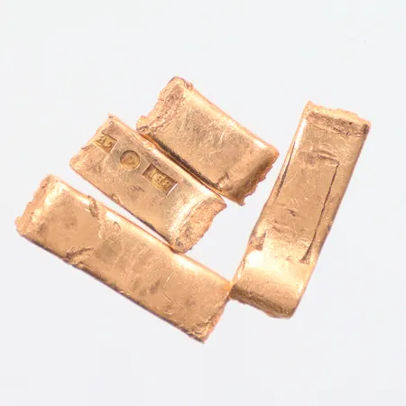 Parti guld, defekt gravyr, 18K Vikt: 12,2 g