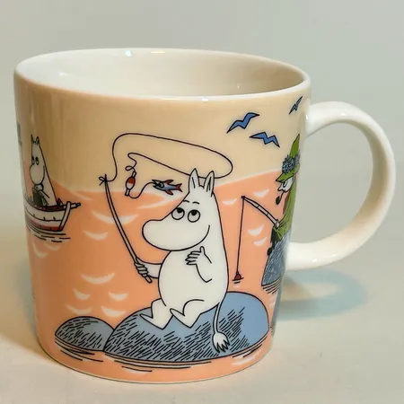 Mugg Mumin från Arabia Fiske från 2022, bland annat från serien Mumin till sjöss, höjd 8 cm Ø8,5cm, rymmer 0,3l