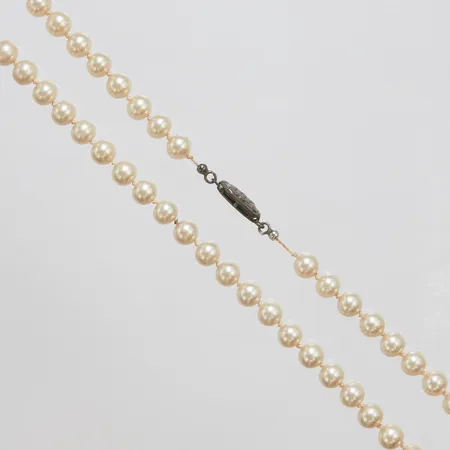 Pärlcollier, imitationspärlor, år 1951, lås i silver 830/1000 Vikt: 26,4 g