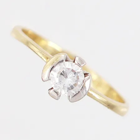 Ring, Ø17¼, med vit sten Ø5,0mm, infattad i vit guld, skenans bredd 2,3mm, 14K  Vikt: 2,2 g