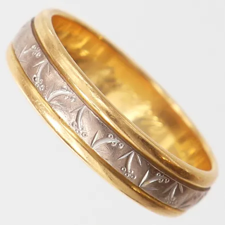 Ring med dekor, stl: 19, bredd 5,5mm, gravyr, tvåfärgat 18K. Vikt: 6,2 g