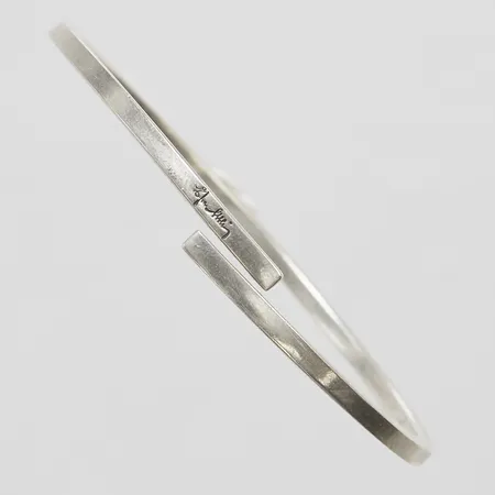 Armband, Efva Attling, Twist Around Cuff, stelt, innermått ca Ø63,3mm, bredd 3mm, 925/1000 silver, nypris 3900kr Vikt: 18,2 g