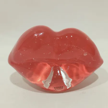 Glasskulptur, Kosta Boda, Make Up, Åsa Jungnelius, Läppar, röd, höjd ca 6cm, etikettmärkt