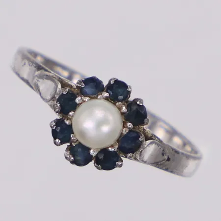 Ring med pärla och blå stenar, stl 17½, 925/1000 silver Vikt: 1,8 g
