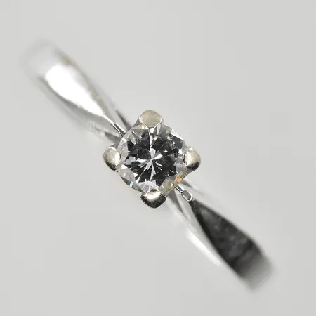 Ring med diamant 0,20ct Spectra, stl 17¾, bredd 2-4 mm, vitguld, 18K. Vikt: 2,7 g