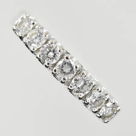 Ring med diamanter ca 0,25 ctv, stl 15½, bredd 2-4 mm, behöver omrodieras, vitguld, 18K. Vikt: 3 g