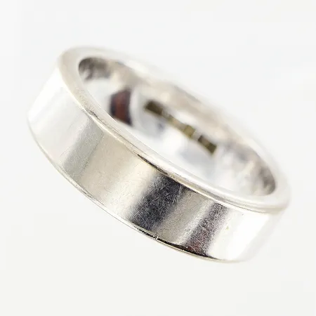 Ring, slät, stl 18½, bredd 5,5mm, gravyr, vitguld, 18K. Vikt: 11,3 g