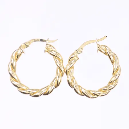 Ett par örhängen, snurrade creoler, Ø21mm, bredd 3,5mm, GHA, något böjda stift, 18K Vikt: 2,5 g