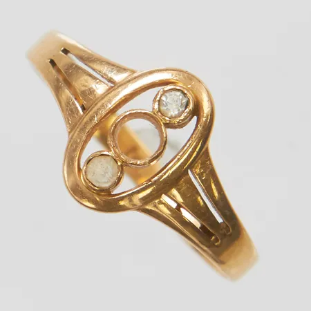 Ring, vita stenar, stl 19, bredd 2,4-10,5mm, år 1912, saknar en sten, 18K Vikt: 2 g