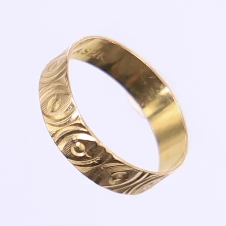 Ring med geometrisk dekor, stl 17, bredd 4mm, något ojämn i formen, 21K Vikt: 1,9 g