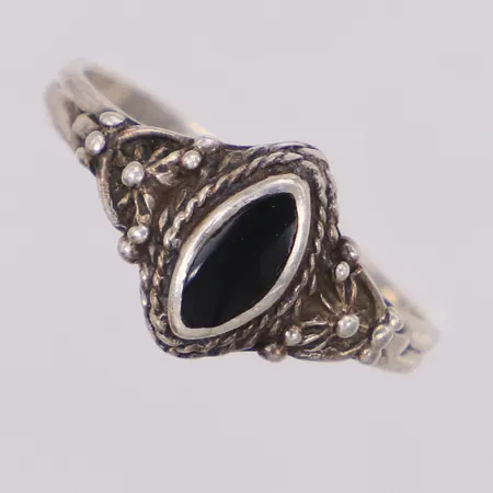 Ring med svart sten, stl 17, bredd 2,2-10mm, silver 925/1000 Vikt: 2,1 g