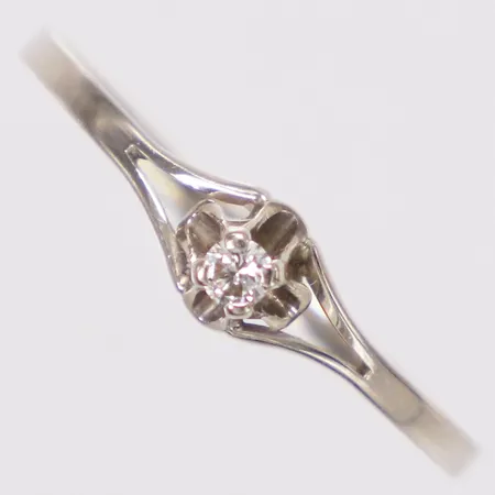 Ring, diamant 0,04ct enligt gravyr, stl 18¾, bredd 1,4-4,8mm, finska stämplar, vitguld, 18K Vikt: 1 g