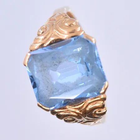 Ring med ljusblå sten, stl 19½, bredd skena 2 mm, 18K. Vikt: 4,8 g