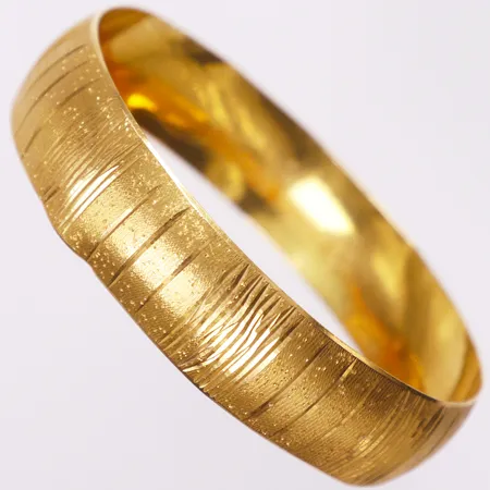Armring, dekor, ca Ø61mm, bredd 14,5mm, bucklig, 22K Vikt: 18,9 g