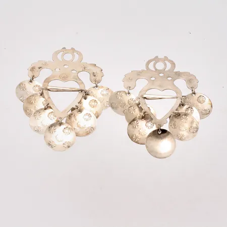 Dräktbroscher i silver, mått 52x76mm, 830/1000, 1st kläpp är ej mönstrad, tillverkade av Sam Pettersson Ab, år 1934, vikt 17,56g.