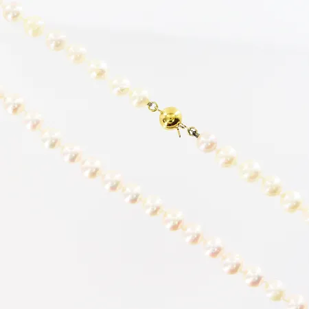 Pärlcollier, 46,5cm, odlade pärlor Ø6mm, något varierade i färg och form, i behov av omträdning, kullås i 18K. Bruttovikt: 23,5gram.  Vikt: 23,5 g