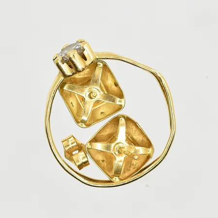 Diverse defekt guld med stenar, 18K. Vikt: 2 g