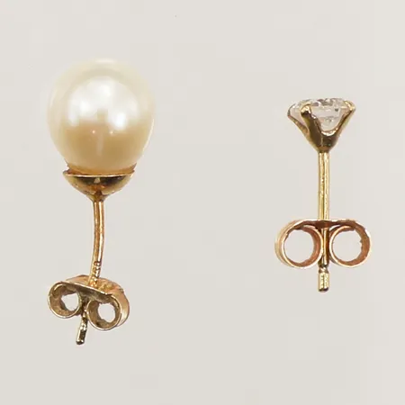 Två udda örhängen, Ø 4-7mm, 18K Vikt: 1 g