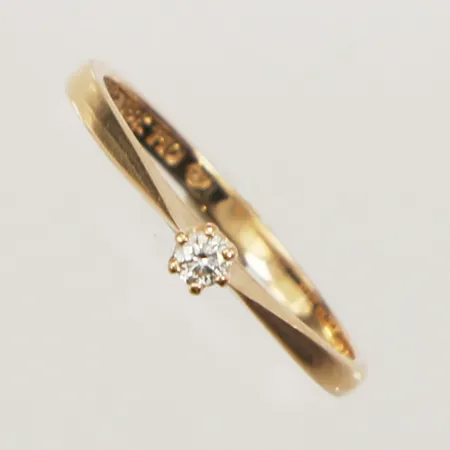 Ring med diamant 1x 0,04ct, ring stl 16, bredd 2,8mm, 18K Vikt: 1,5 g
